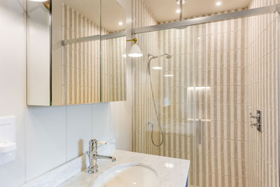 Master en-suite bathroom